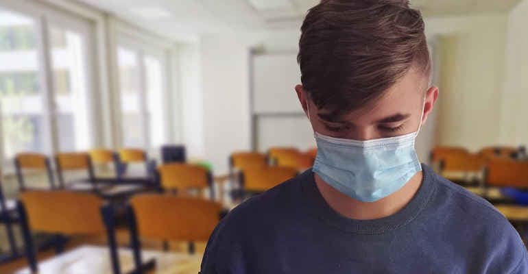 Mascherina chirurgica monouso a scuola: per Legambiente decisione senza senso