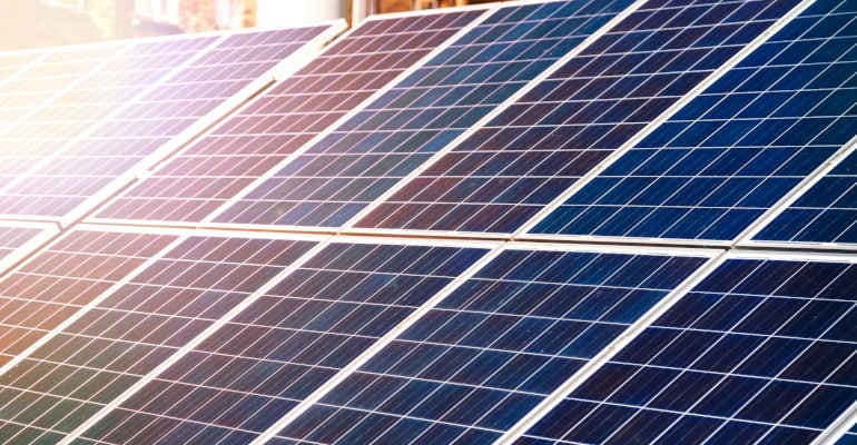 Dal gas alle rinnovabili: dati e benefici della decarbonizzazione in edilizia