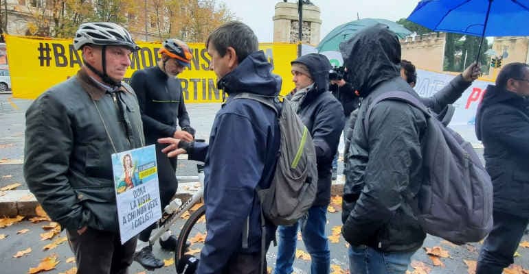 BASTA MORTI IN STRADA, BASTA MORTI IN BICI: 15 sigle in piazza per chiedere una viabilità più sicura