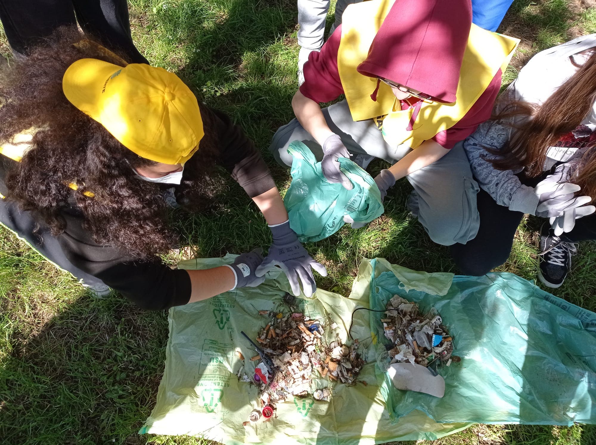 Volontari puliscono aree verdi urbane