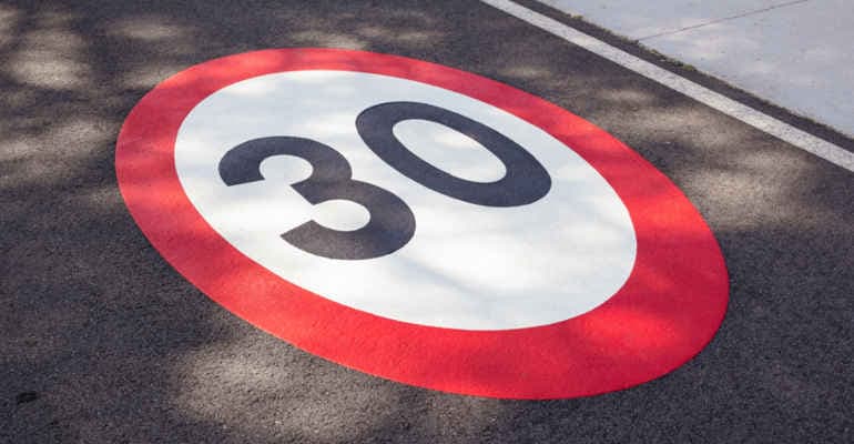 segnale di limiti di velocità a 30 km/h