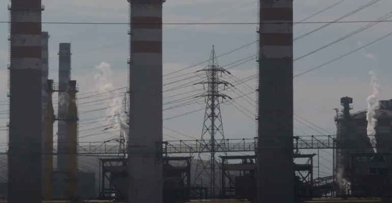 dettaglio acciaieria con comignoli