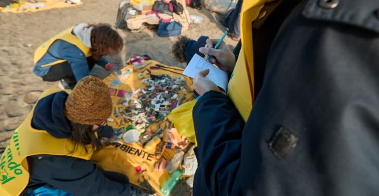 Indagine Beach Litter 2025: i rifiuti abbandonati sulle nostre spiagge