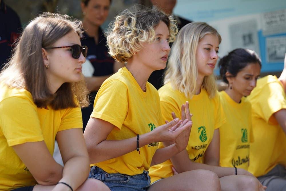 Ragazze partecipano a iniziativa di Legambiente