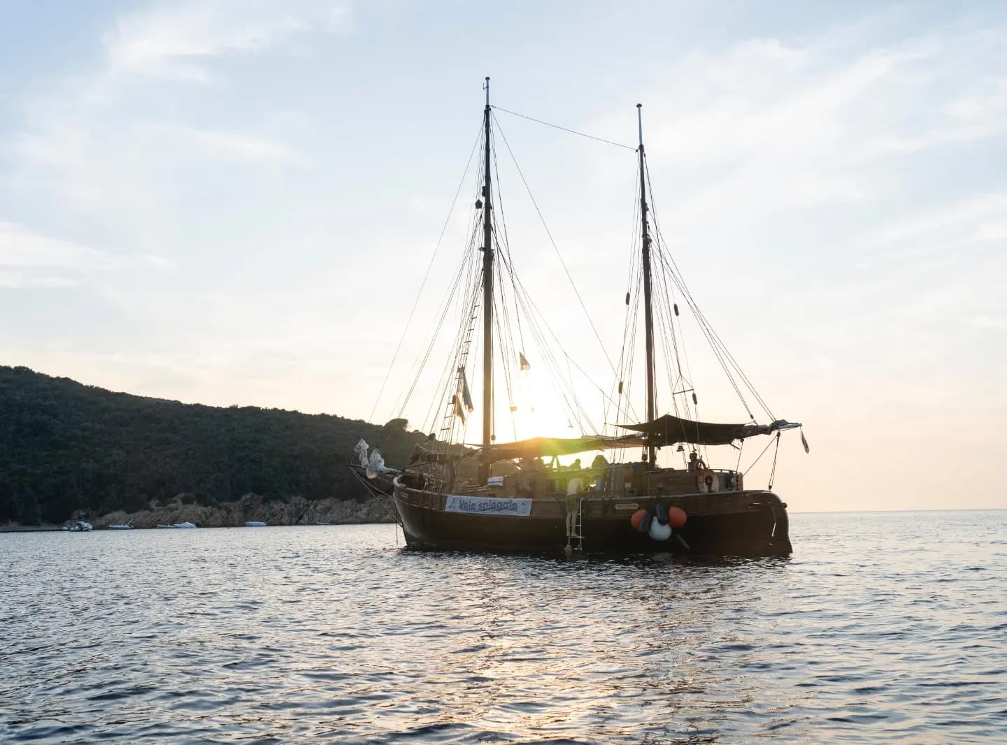 volontari in barca a vela