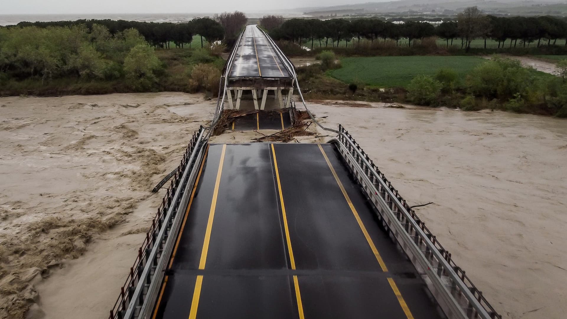 Ondata di maltempo sulla costa adriatica. Ponte della Strada Statale 16 caduto al confine tra Abruzzo e Molise tra San Salvo e Montenero di Bisaccia marina