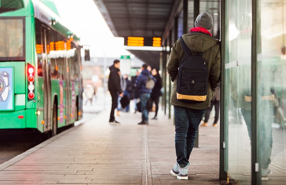 un pendolare alla stazione del pullman