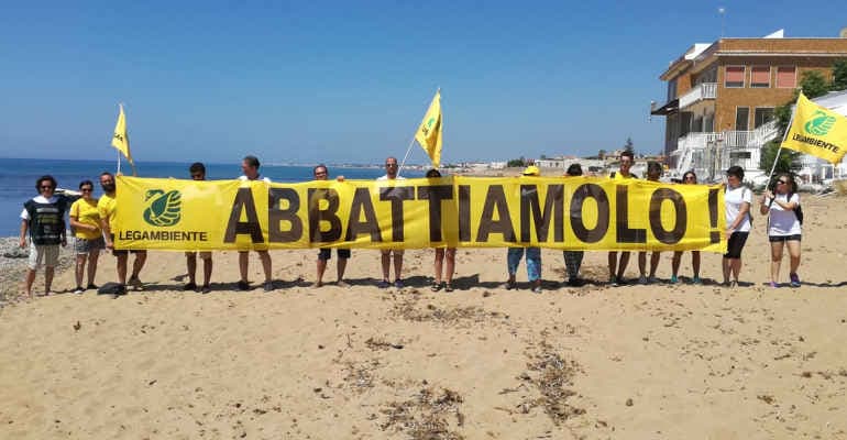 “Abbatti l’abuso” a Castelvetrano