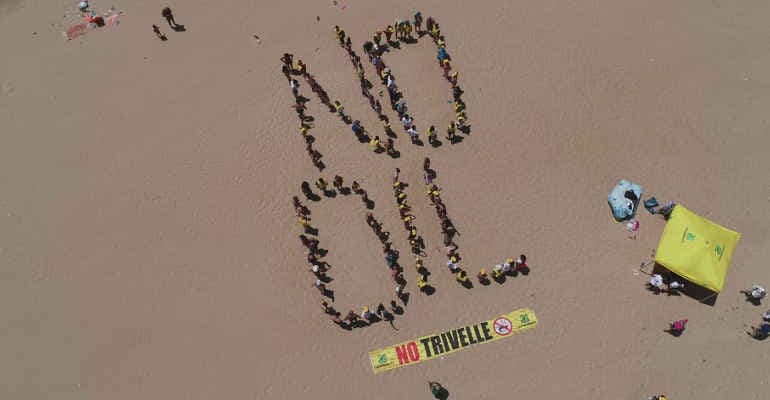 STOP alle fonti fossili, flash mob in spiaggia