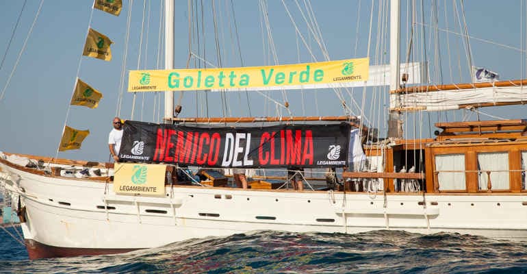 Goletta Verde a largo della centrale a carbone di Civitavecchia