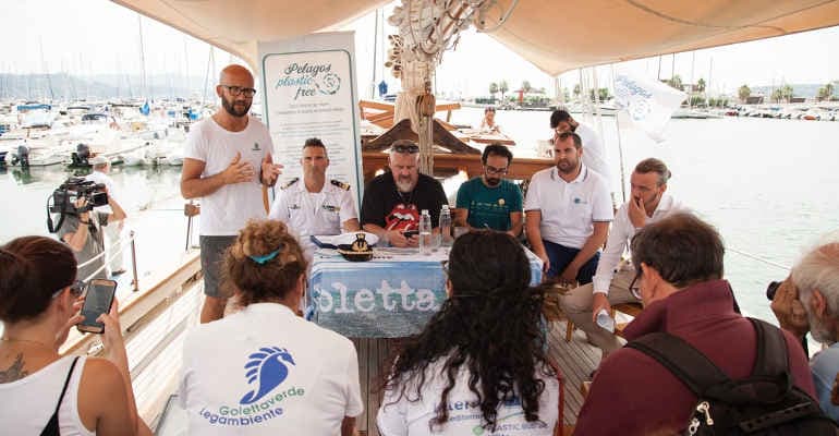 A bordo di Goletta Verde“Oltre la plastica per una maricoltura più sostenibile”
