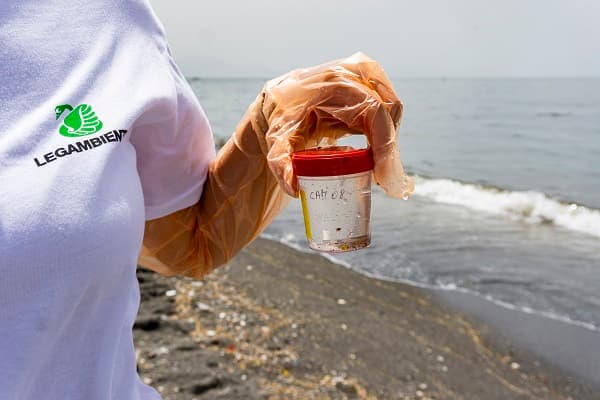 Un prelievo di acque marine effettuato da una volontaria di Legambiente