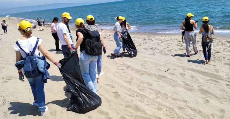 volontari sulla spiaggia raccolgono rifiuti