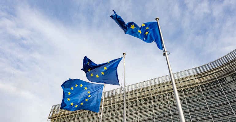 Sede UE a Bruxelles con in primo piano le bandiere dell'UNIONE