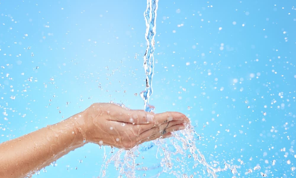 Mani che raccolgono l'acqua