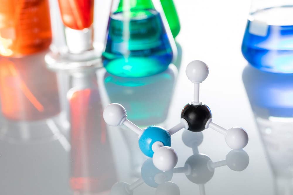 Primo piano della struttura di una molecola su un tavolo da laboratorio