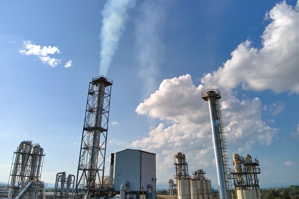 raffineria gas con cimiere che fumano