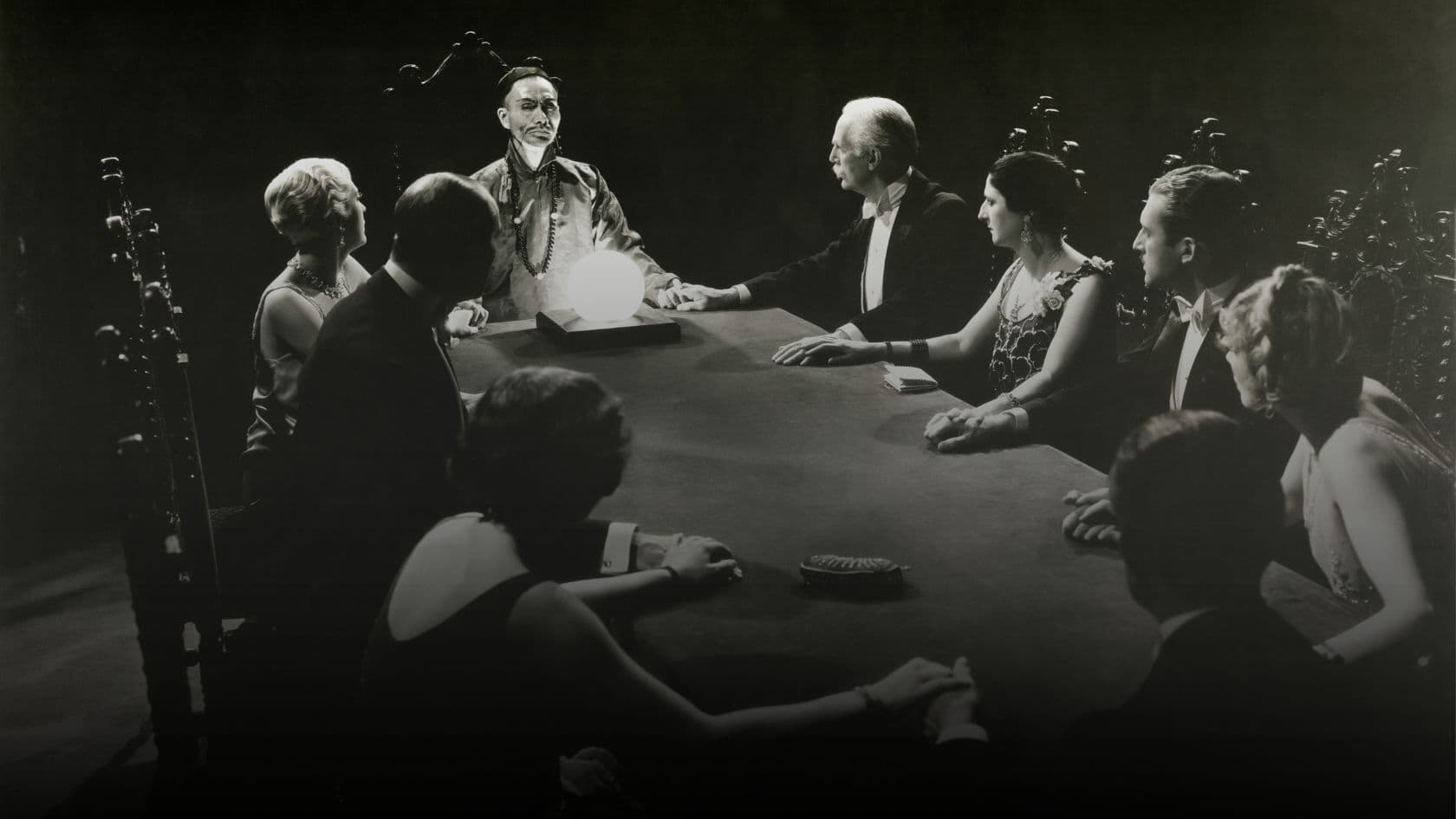 Una seduta spiritica in una foto storica