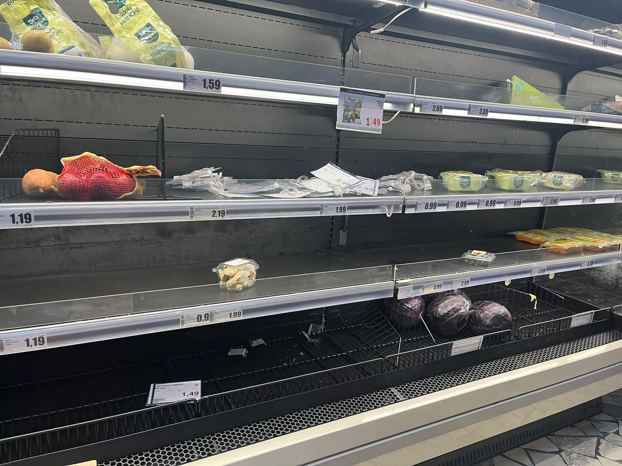 Uno scaffale di un supermercato vuoto