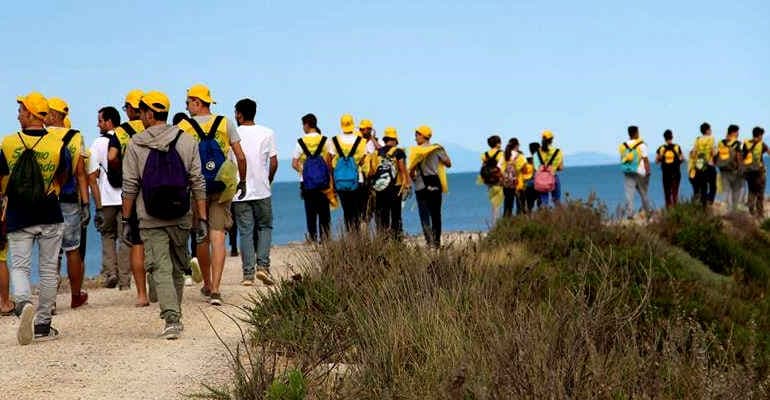 Puliamo la spiaggia della Feniglia con Piero Pelù