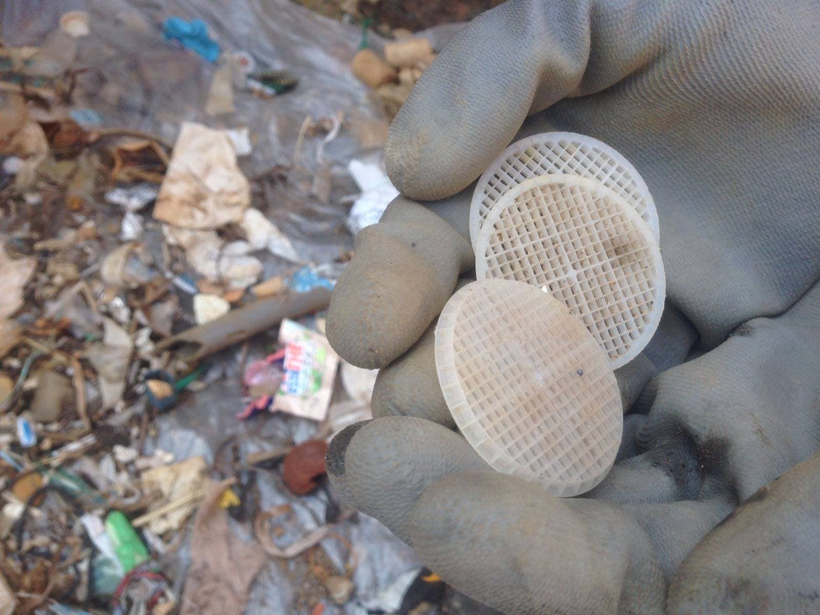 Dischetti di plastica in mare e processo. Il commento di Legambiente