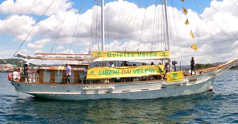#liberidaiveleni: Blitz di Goletta Verde a largo di Bagnoli