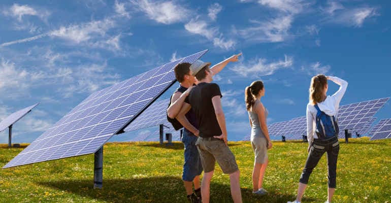 ragazzi vicino a pannelli solari