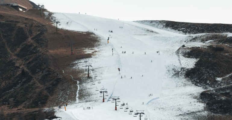 pista da sci innevata artificialmente