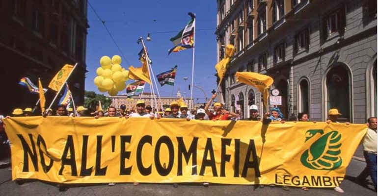 Legambiente in piazza con lo striscione NO ECOMAFIA