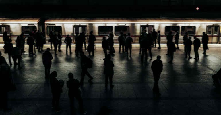 Il trasporto pubblico italiano tra finanziamenti inadeguati, crisi climatica e disservizi