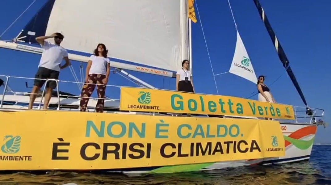 Blitz di Goletta Verde lungo la costa adriatica. “Non è caldo. È crisi climatica” .