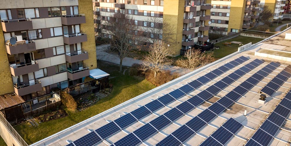 pannelli solari su tetto palazzo visti da drone