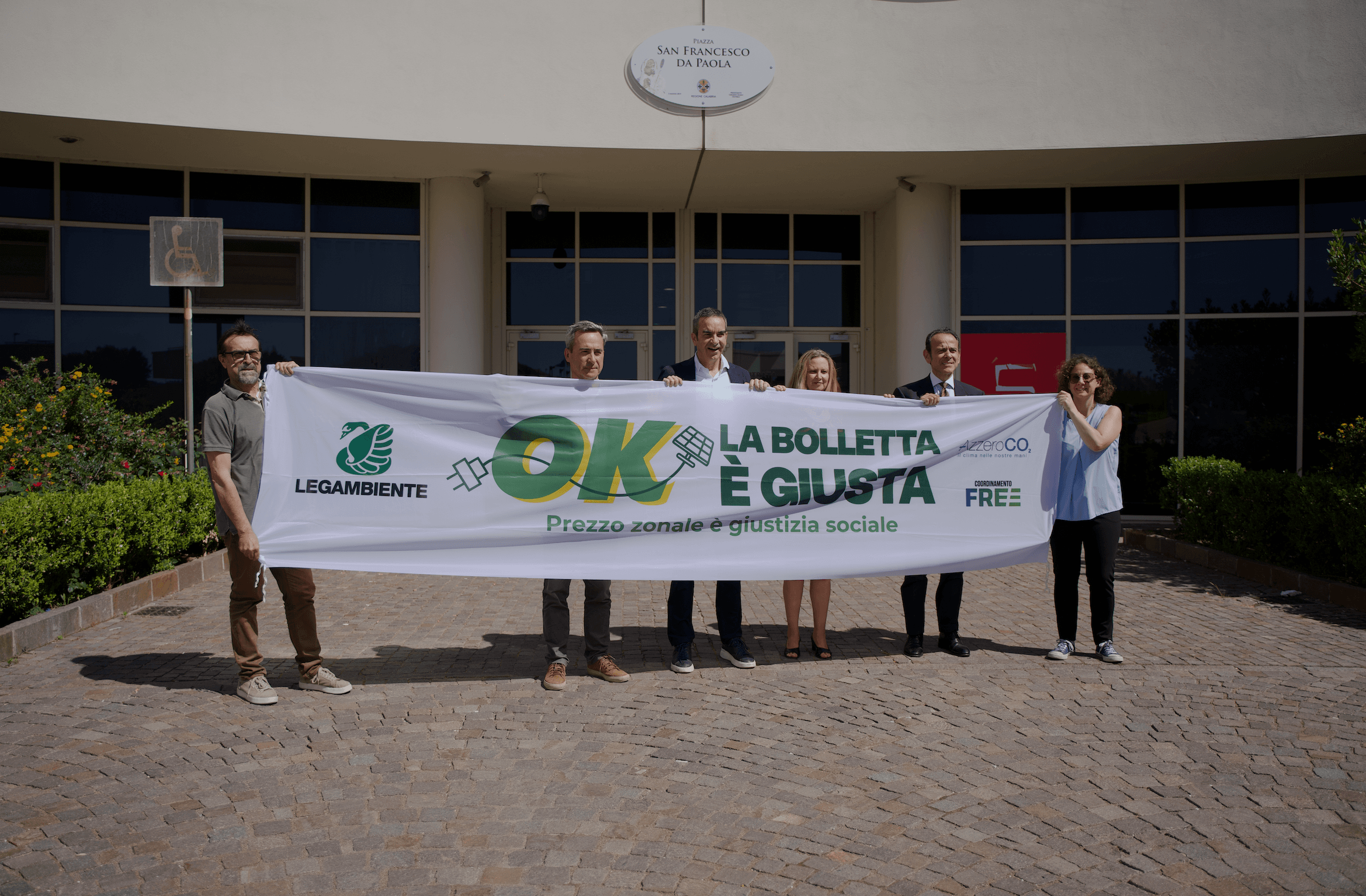 “Ok, la bolletta è giusta”: prima tappa in Calabria