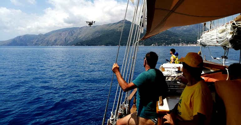 La Goletta Verde a Scario a caccia di plastica in mare