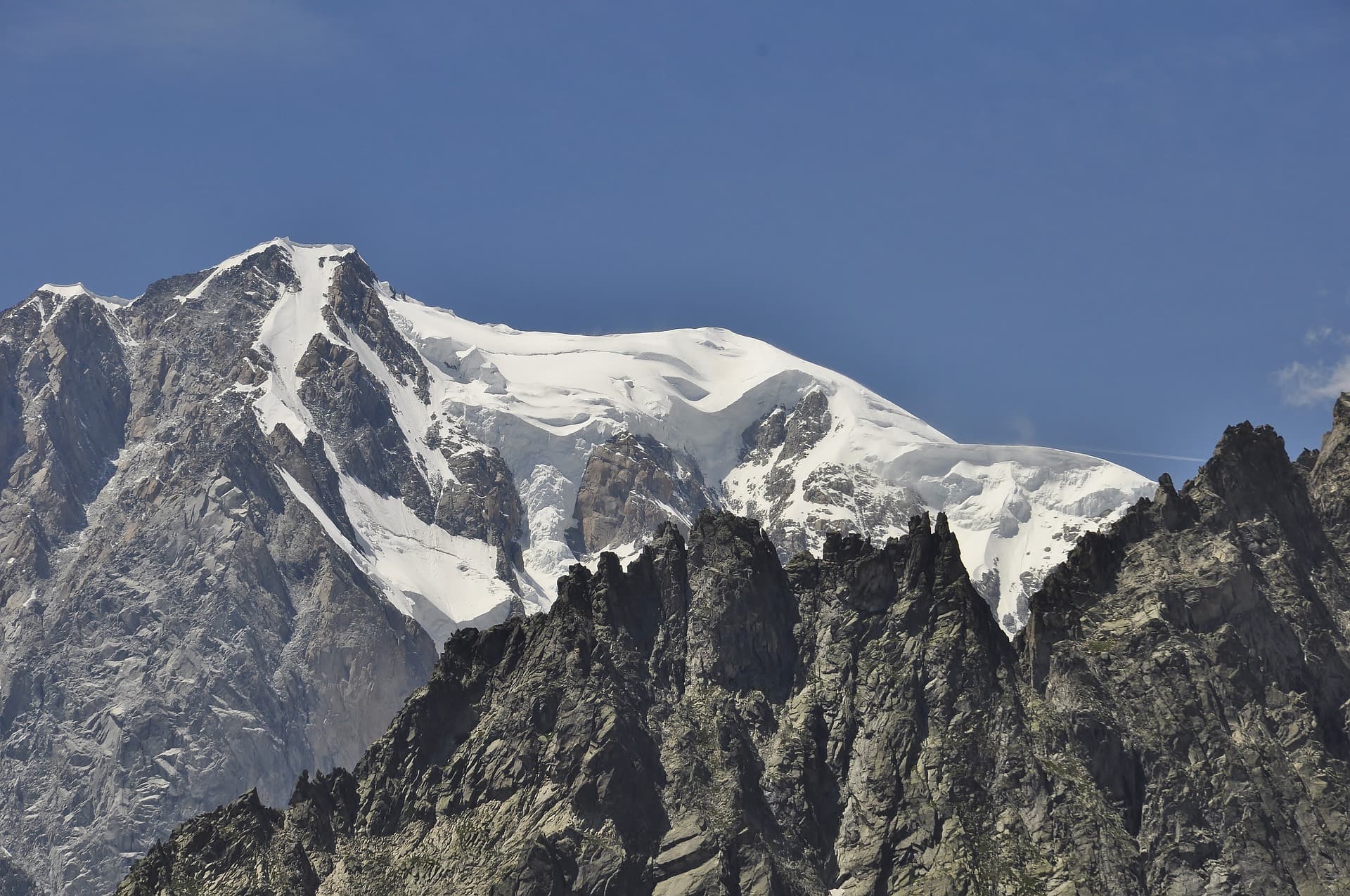 Allerta ghiacciaio in Val Ferret. Legambiente: “L’emergenza climatica sta accelerando crolli e fusioni dei ghiacciai”
