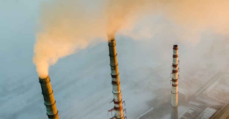 Comignoli centrale a carbone che fumano