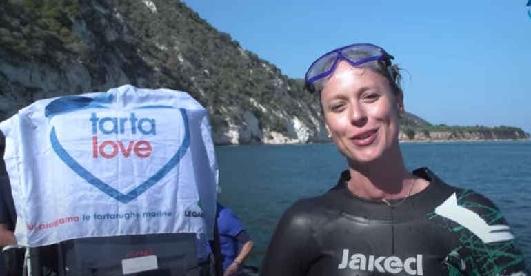 Giornata Mondiale degli Oceani, Federica Pellegrini tra le onde con Libera