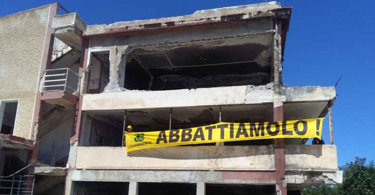 Abbatti l’abuso
