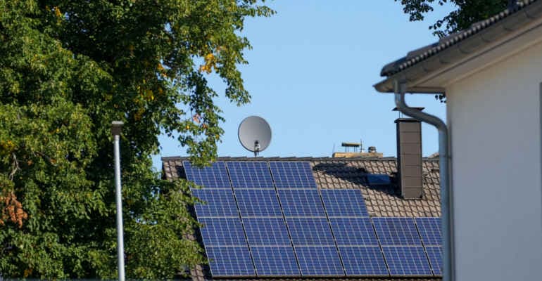 tetto abitazione con pannello solare fotovoltaico