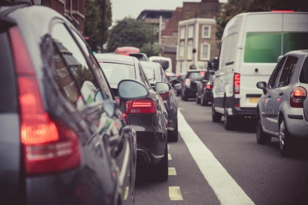 traffico, auto in coda