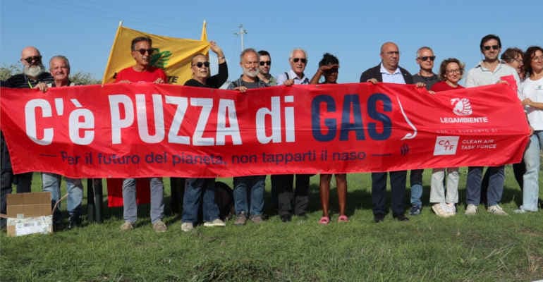 C’è Puzza di Gas approda a Gela in Sicilia