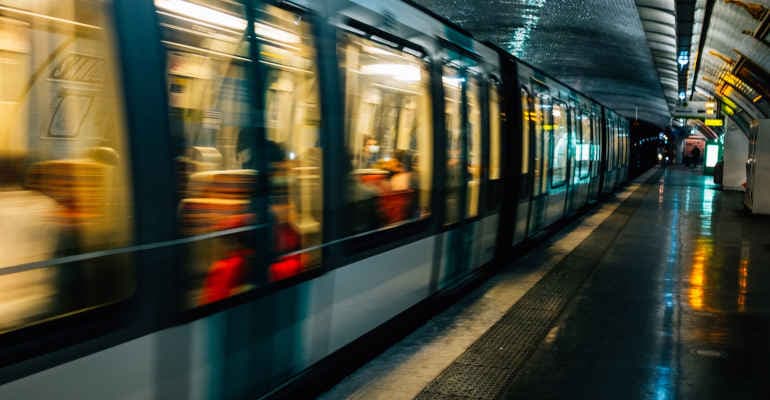 Il trasporto pubblico italiano tra finanziamenti inadeguati, crisi climatica e disservizi