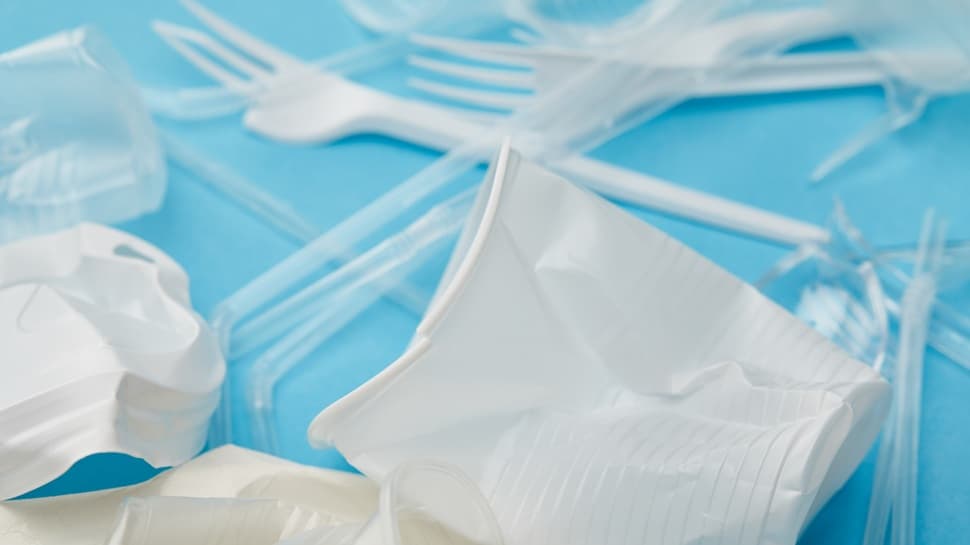 bicchieri e posate di plastica