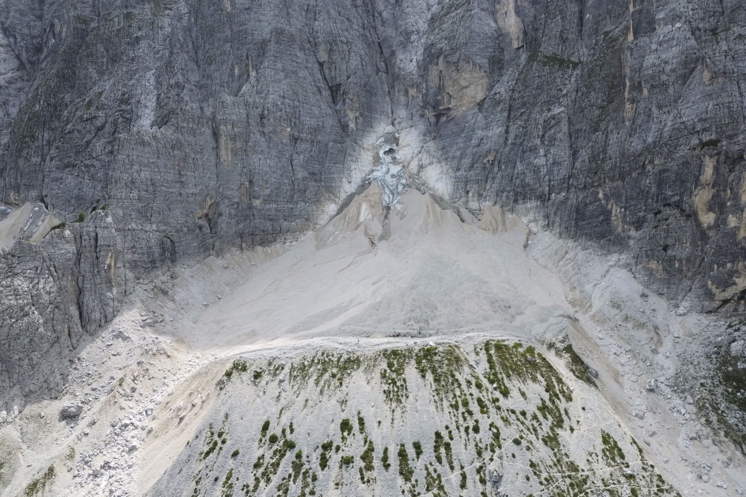 Il ghiacciaio del Montasio il più resiliente delle Alpi in sofferenza. Crollata una parte della cavità