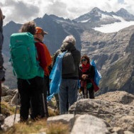 Persone passeggiano in Trentino, ghiacciaio Mandrone Adamello