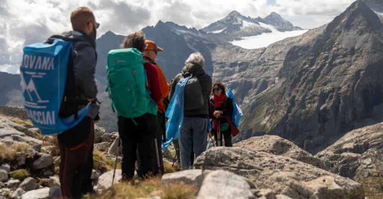Persone passeggiano in Trentino, ghiacciaio Mandrone Adamello