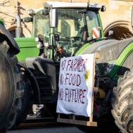 trattore con cartello di protesta