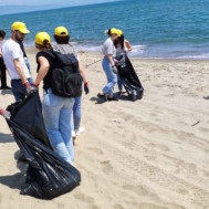 volontari sulla spiaggia raccolgono rifiuti
